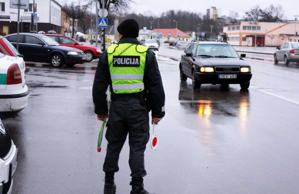 Vietoje dokumentų patikrinimo – gėlės žiedas ir sveikinimai