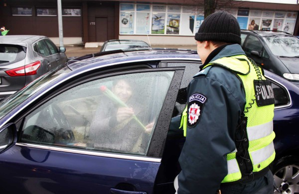 Vietoje dokumentų patikrinimo – gėlės žiedas ir sveikinimai