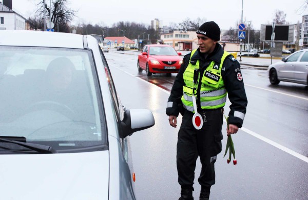 Vietoje dokumentų patikrinimo – gėlės žiedas ir sveikinimai
