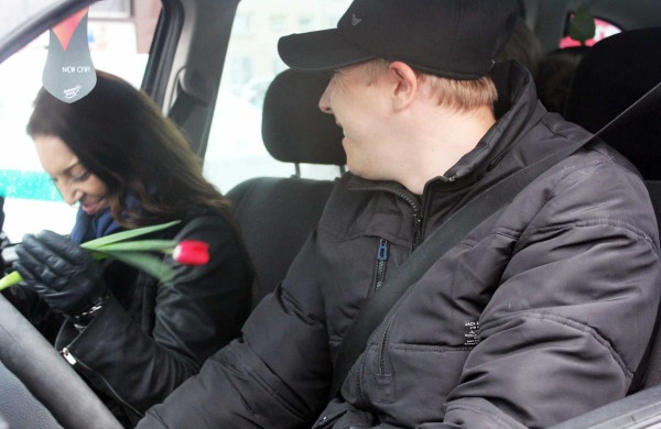 Vietoje dokumentų patikrinimo – gėlės žiedas ir sveikinimai