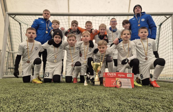 Jaunieji futbolininkai džiaugiasi iš Vilniaus parsivežta bronza ir geriausio saugo titulu