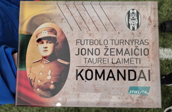 Jaunieji futbolininkai džiaugiasi iš Vilniaus parsivežta bronza ir geriausio saugo titulu