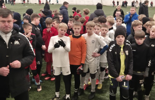 Jaunieji futbolininkai džiaugiasi iš Vilniaus parsivežta bronza ir geriausio saugo titulu