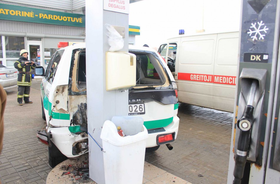 Policijos automobilį „Žibalo“ degalinėje sudaužęs vyras pareigūnams prisipažino dirbęs nelegaliai