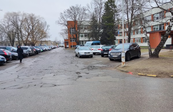 Remontui uždaroma Jonavos gydymo įstaigų automobilių aikštelė