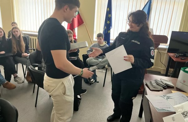 Jonavos moksleiviai varžėsi teisinių žinių konkurse „Aš ir policija“