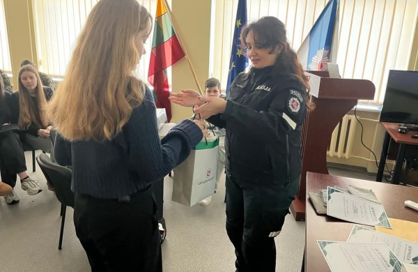 Jonavos moksleiviai varžėsi teisinių žinių konkurse „Aš ir policija“