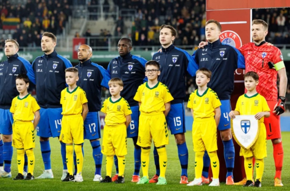 FIFA pasaulio futbolo čempionato atrankos rungtynėse rinktines lydėjo jaunieji Jonavos futbolininkai