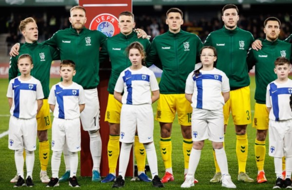 FIFA pasaulio futbolo čempionato atrankos rungtynėse rinktines lydėjo jaunieji Jonavos futbolininkai