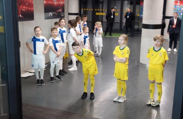 FIFA pasaulio futbolo čempionato atrankos rungtynėse rinktines lydėjo jaunieji Jonavos futbolininkai