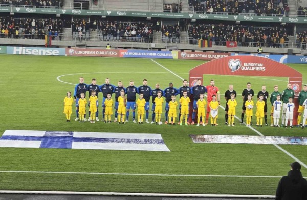 FIFA pasaulio futbolo čempionato atrankos rungtynėse rinktines lydėjo jaunieji Jonavos futbolininkai