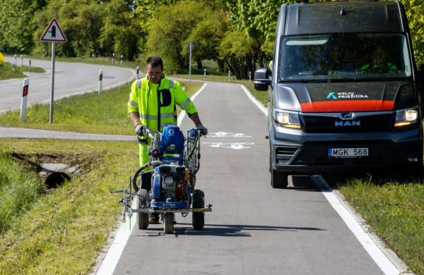 Lietuvoje to dar nebuvo: naujas žymėjimas Kaunas–Žeimiai–Šėta esančiame dviračių take