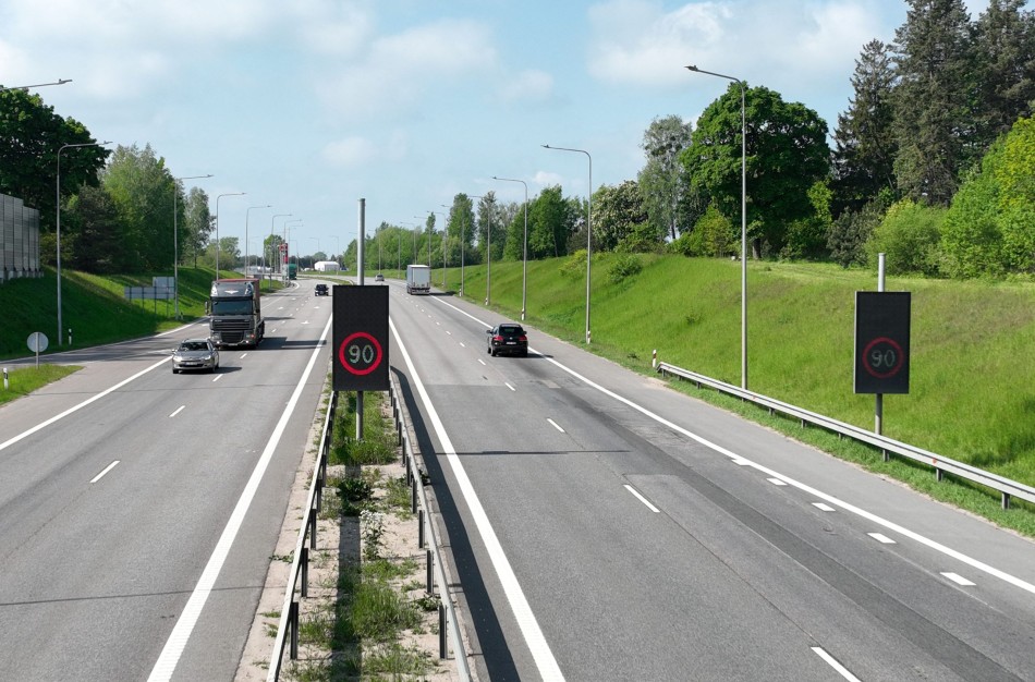 „Via Lietuva“ vairuotojus ragina keliuose stebėti šiuos ženklus: kokią informaciją jie pateikia