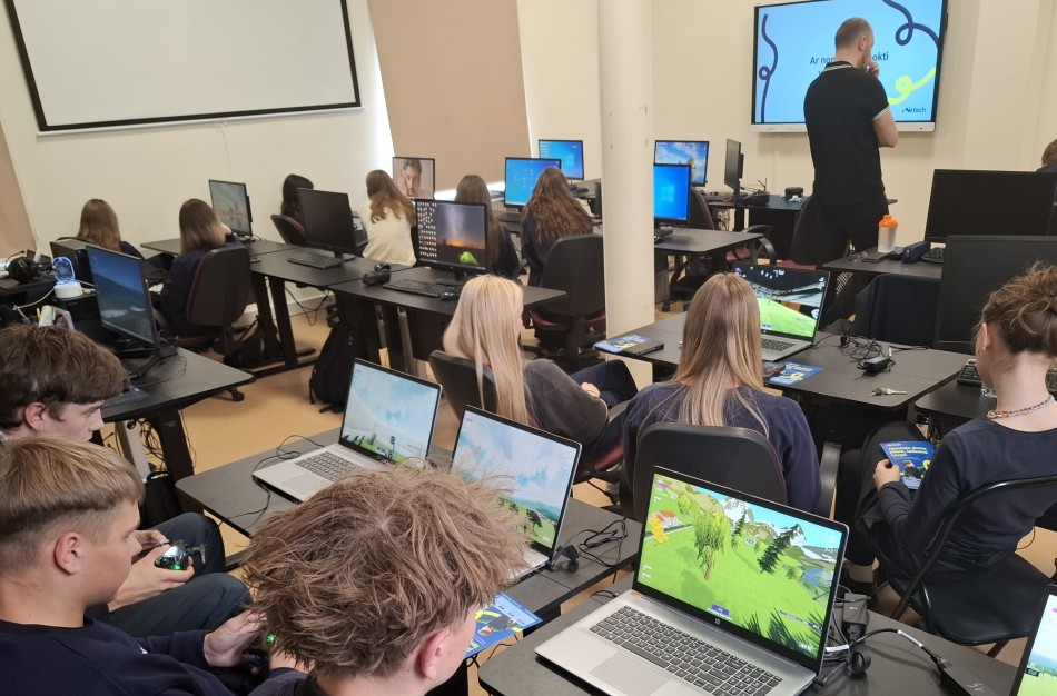 Mokyklose šurmuliuoja įvadinės „Airtech“ dronų pamokos: netrukus - ir Jonavoje