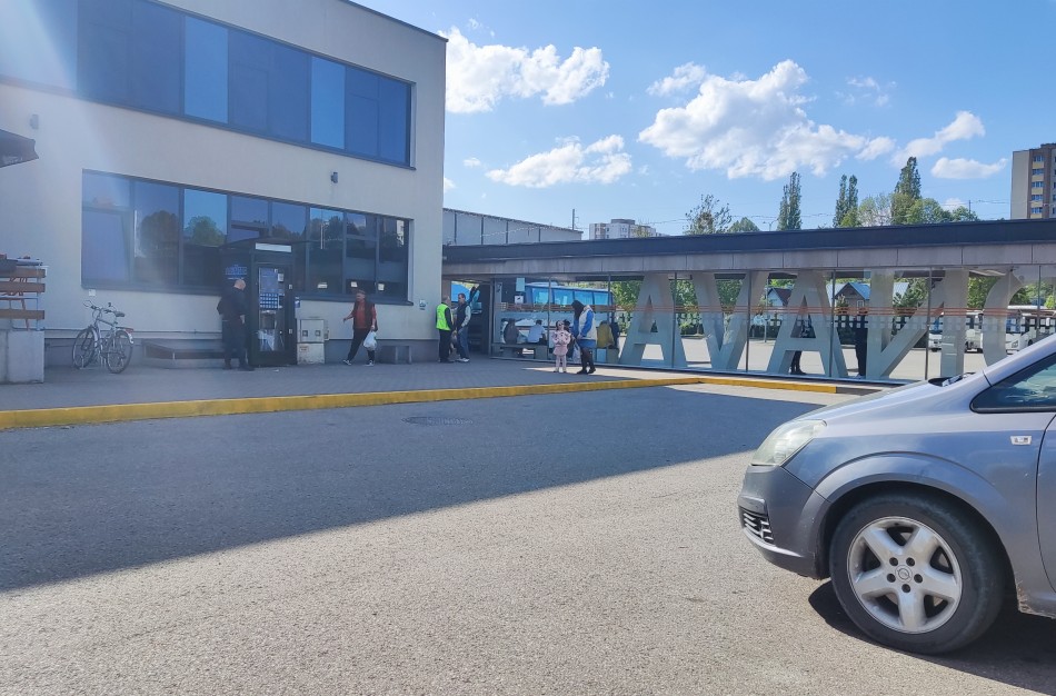 Jonavos gyventojai piktinasi dėl geltono bortelio: teisėtas ženklinimas ar „socialinis prašymas“?
