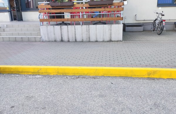Jonavos gyventojai piktinasi dėl geltono bortelio: teisėtas ženklinimas ar „socialinis prašymas“?