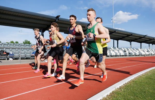 Lengvosios atletikos varžybose „Jonavos mero taurė“ – aukšti sportininkų pasiekimai ir asmeniniai rekordai  