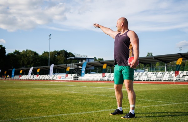 Lengvosios atletikos varžybose „Jonavos mero taurė“ – aukšti sportininkų pasiekimai ir asmeniniai rekordai  