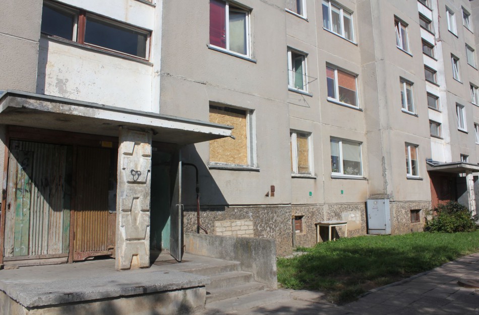 Jonavietis susirūpino neįgaliesiems nepritaikytais laiptais – savivaldybė pateikė atsakymą