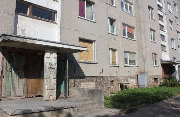 Jonavietis susirūpino neįgaliesiems nepritaikytais laiptais – savivaldybė pateikė atsakymą