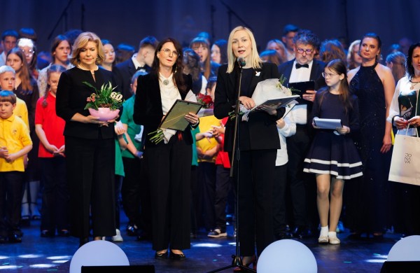 Meno mokyklos 60-mečio šventėje – muzika, dainos ir padėkos žodžiai