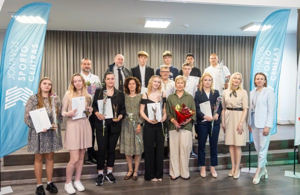 Jonavos sporto centras minėjo ,,trigubą šventę" - mokyklų žaidynių ir sporto centro prizininkų apdovanojimus bei absolventų palydas 