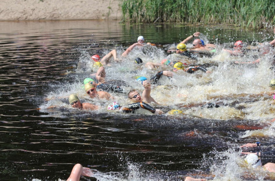 Šveicarijos Joninių plaukimo maratone – ne tik tradicinės distancijos, bet ir gladiatorių rungtis