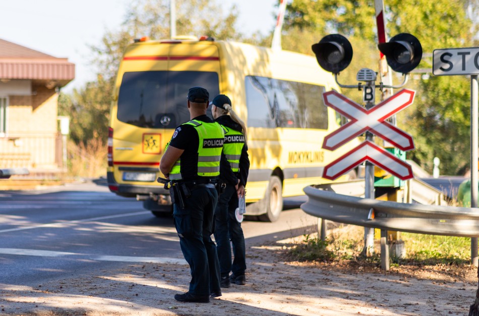 Prie pavojingiausių geležinkelio pervažų budės pareigūnai: primins, kaip saugiai kirsti bėgius