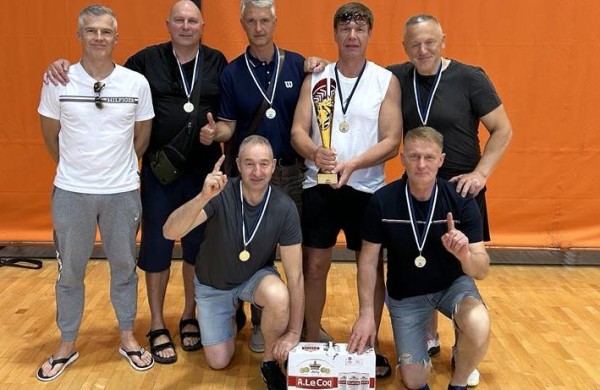 Džiugi žinia iš Estijos: Jonavos krepšinio mėgėjai grįžo su nugalėtojų taure