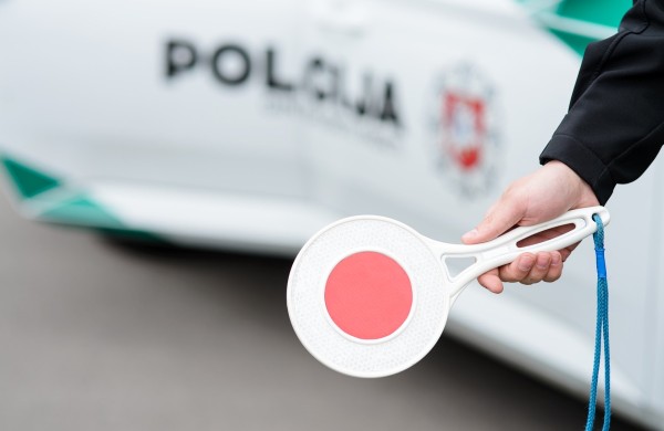 Pradedančiojo BMW vairuotojo skubėjimas į tualetą baigėsi protokolu