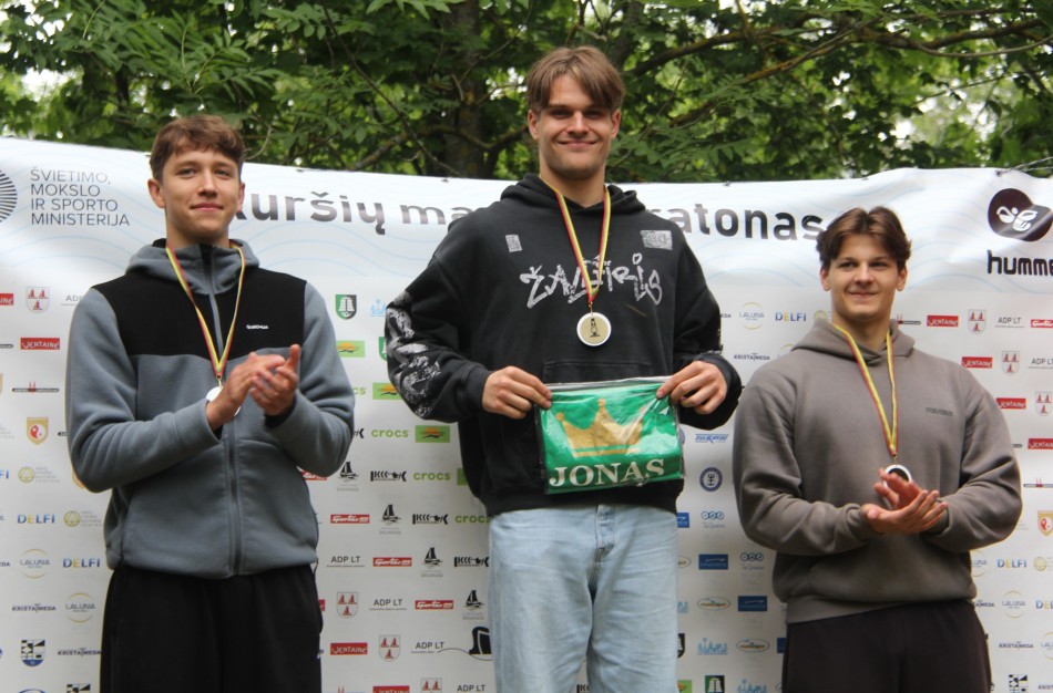 Šveicarijos Joninių plaukimo maratono nugalėtojo taurę kėlė ir vienintelis varžybose startavęs Jonas