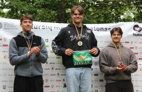 Šveicarijos Joninių plaukimo maratono nugalėtojo taurę kėlė ir vienintelis varžybose startavęs Jonas