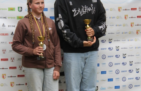 Šveicarijos Joninių plaukimo maratono nugalėtojo taurę kėlė ir vienintelis varžybose startavęs Jonas