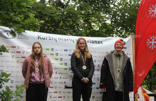 Šveicarijos Joninių plaukimo maratono nugalėtojo taurę kėlė ir vienintelis varžybose startavęs Jonas
