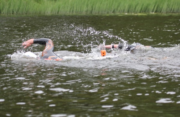 Šveicarijos Joninių plaukimo maratono nugalėtojo taurę kėlė ir vienintelis varžybose startavęs Jonas