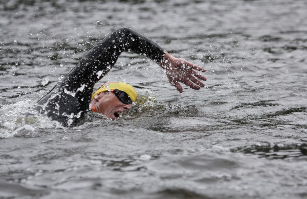 Šveicarijos Joninių plaukimo maratono nugalėtojo taurę kėlė ir vienintelis varžybose startavęs Jonas