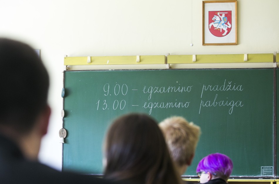 ŠMSM siūlo surengti papildomą matematikos egzamino perlaikymą mokyklų „pražiūrėtiems“ abiturientams