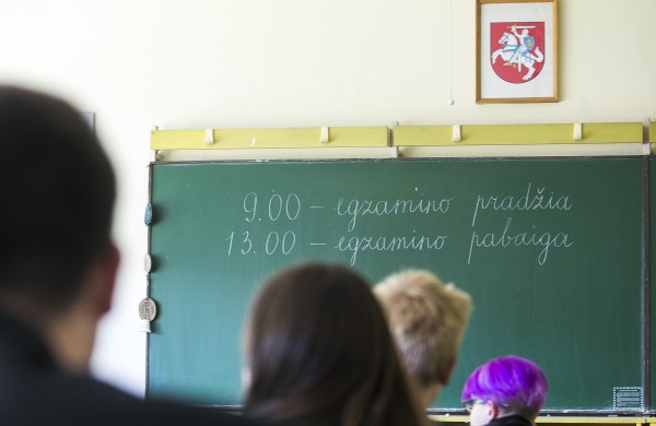 ŠMSM siūlo surengti papildomą matematikos egzamino perlaikymą mokyklų „pražiūrėtiems“ abiturientams