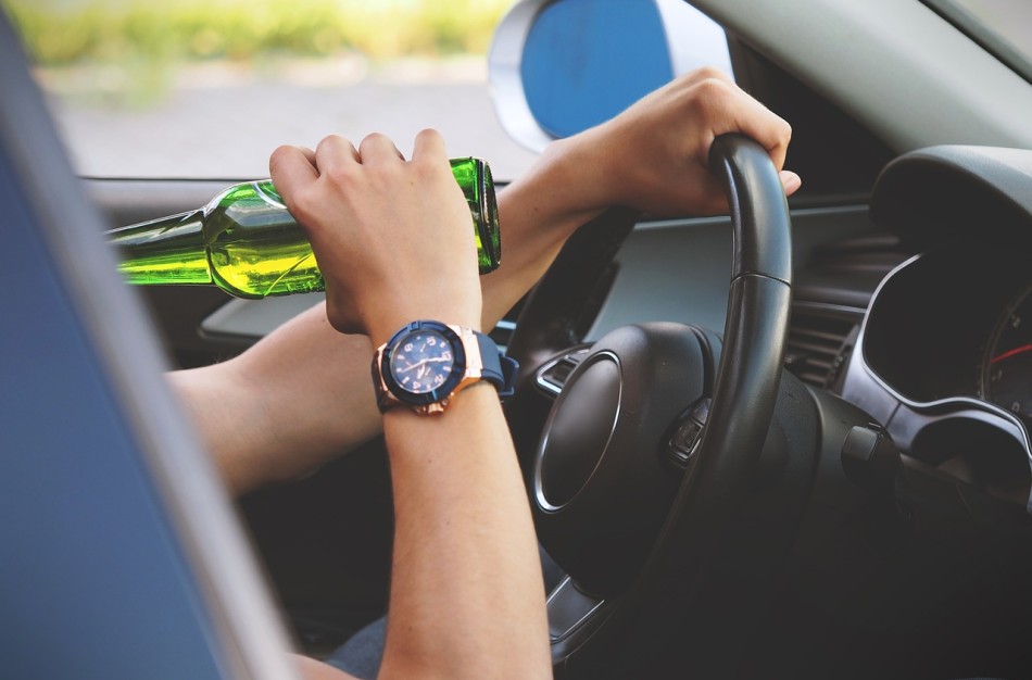 Girtas vairuotojas kliudė automobilį
