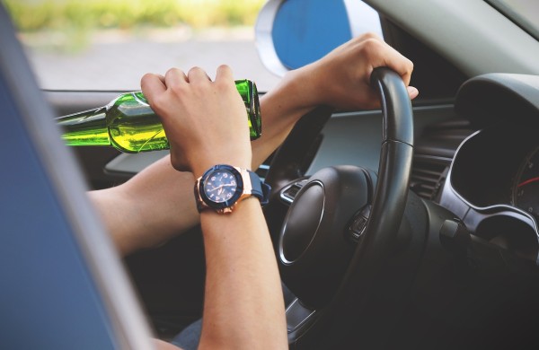 Girtas vairuotojas kliudė automobilį