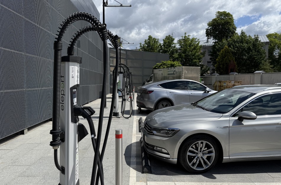 Stovėjimas elektromobilių įkrovimo vietoje, jei nesikraunate: pažeidžia KET ar ne?