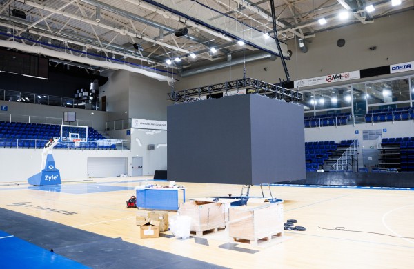 Jonava ruošiasi naujam krepšinio sezonui: arena atsinaujina su moderniu vaizdo kubu