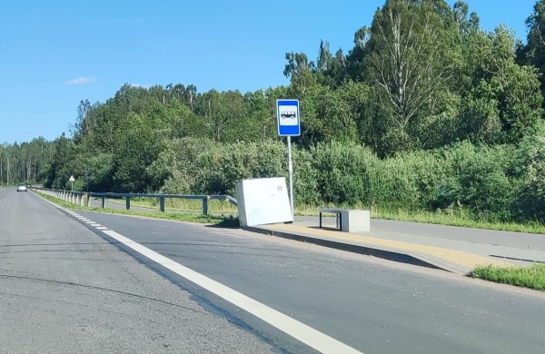 Medinė „būda“ autobusų stotelėje: stotelės „patobulinimas“ ar šuns namelis?