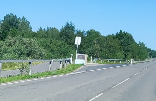 Medinė „būda“ autobusų stotelėje: stotelės „patobulinimas“ ar šuns namelis?