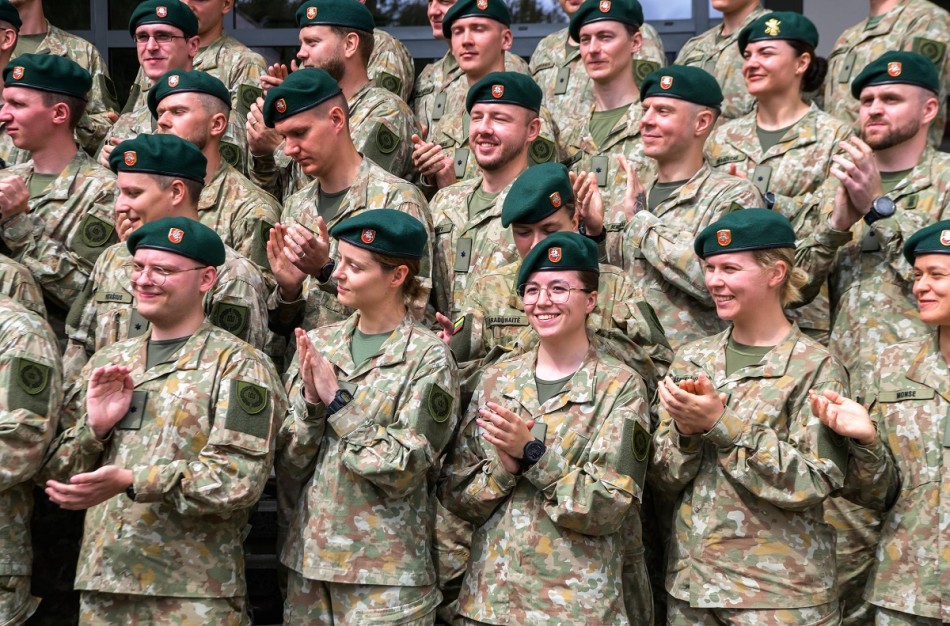 Jaunesniųjų karininkų vadų mokymų absolventams suteiktas pirmasis karininko laipsnis