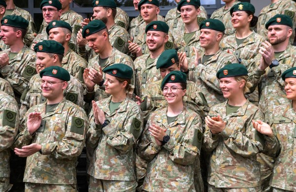 Jaunesniųjų karininkų vadų mokymų absolventams suteiktas pirmasis karininko laipsnis