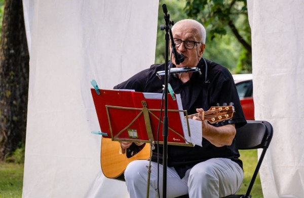 Užusaliuose melodingai nuskambėjo muzikinis vakaras „Dainos prie Šešuvos 2025“