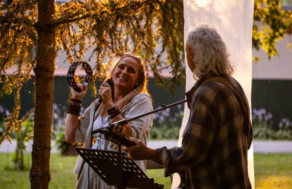 Užusaliuose melodingai nuskambėjo muzikinis vakaras „Dainos prie Šešuvos 2025“