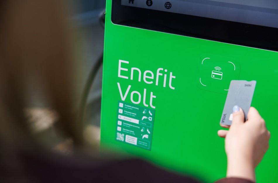 Elektromobilių vairuotojams Jonavoje – galimybė „Enefit“ stotelėse atsiskaityti banko kortelėmis