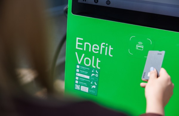 Elektromobilių vairuotojams Jonavoje – galimybė „Enefit“ stotelėse atsiskaityti banko kortelėmis